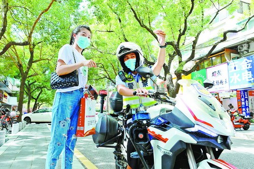 “警察蓝”扮靓文明风景线